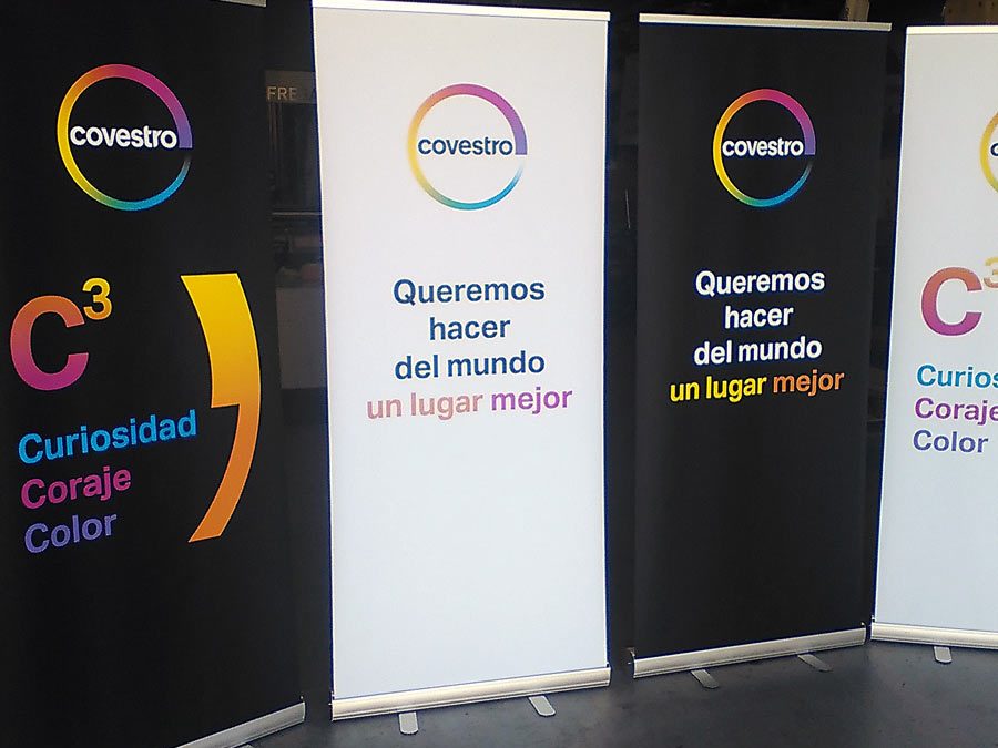 ¿Cómo montar un roll-up banner? Explicación con rollers producidos para Covestro (Antigua Bayern MaterialScience)